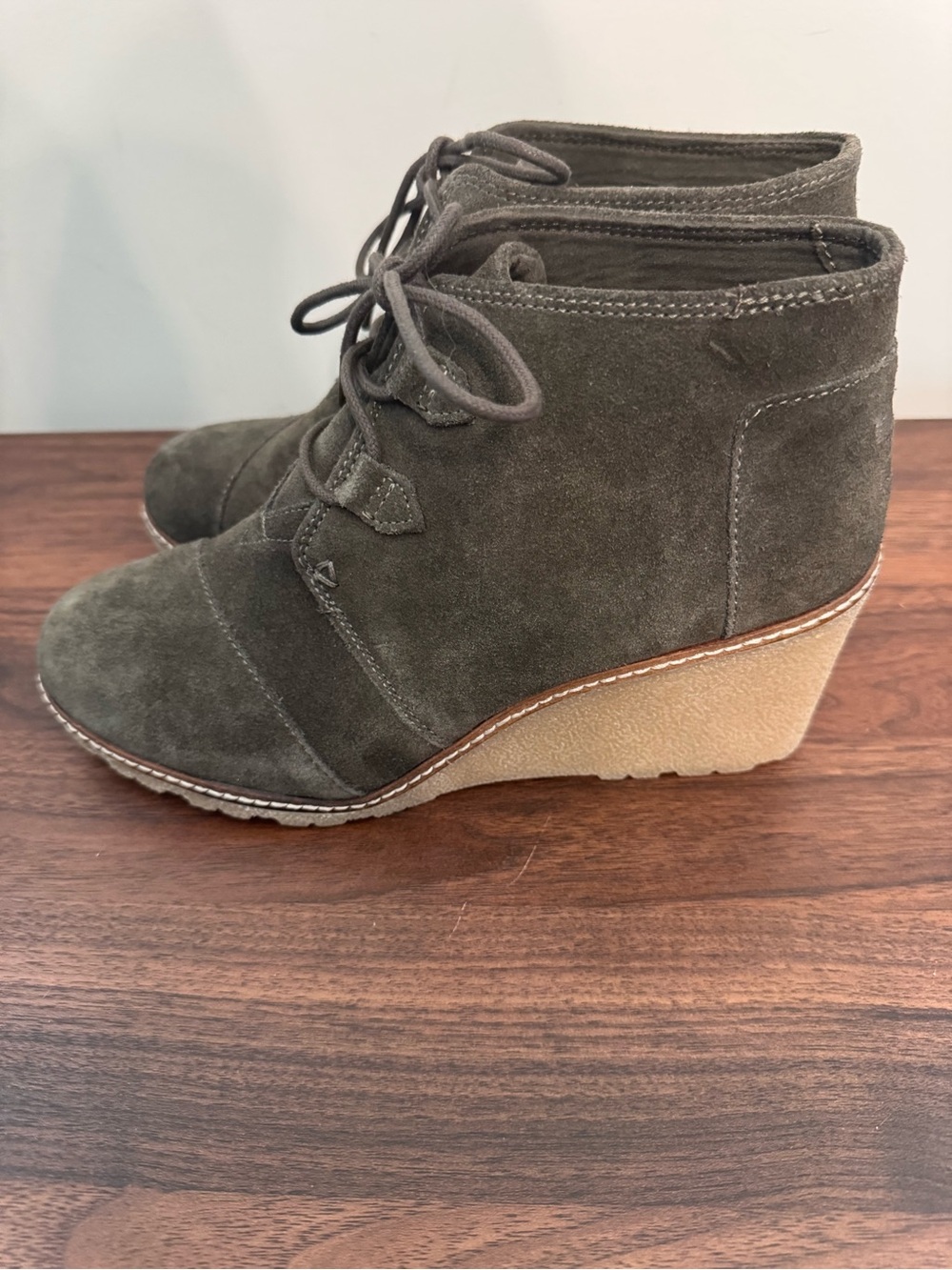 Toms Desert Wedge Boots in Tarmac Oliver Suede Size 9 New with Tags
